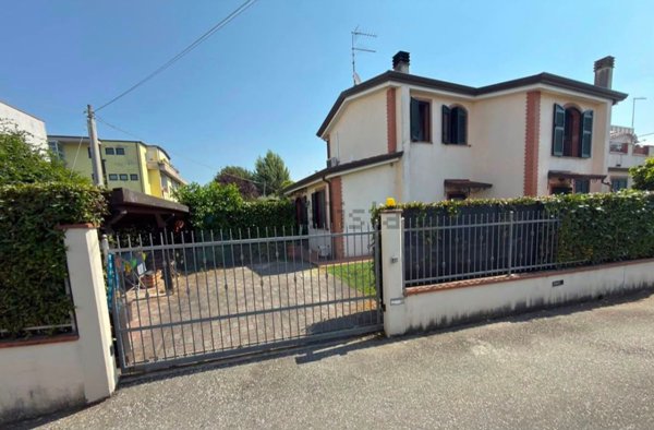 casa indipendente in vendita a Sarzana