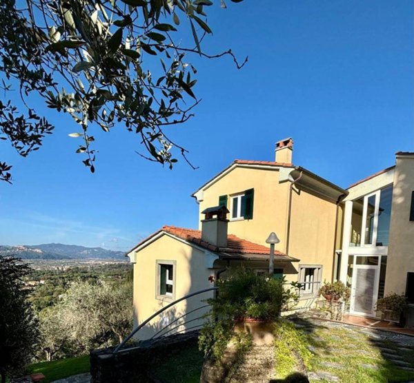 casa indipendente in vendita a Sarzana
