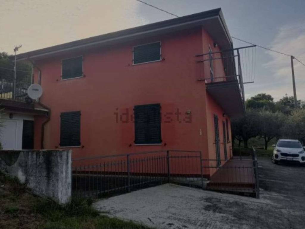 casa indipendente in vendita a Sarzana