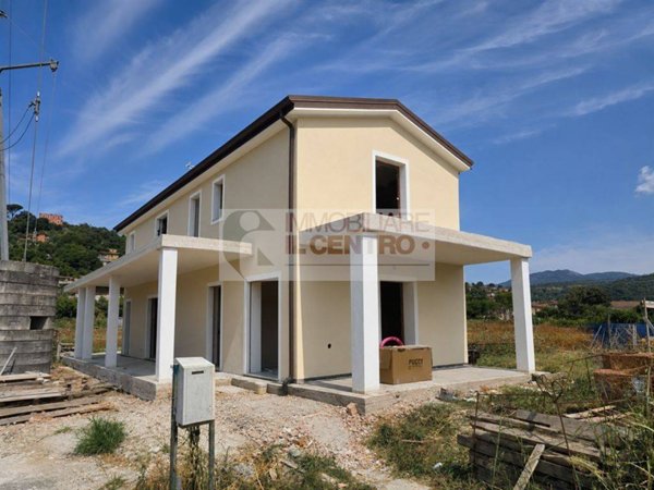 casa indipendente in vendita a Sarzana