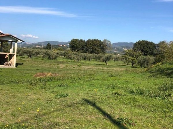 intera palazzina in vendita a Sarzana in zona Marinella di Sarzana