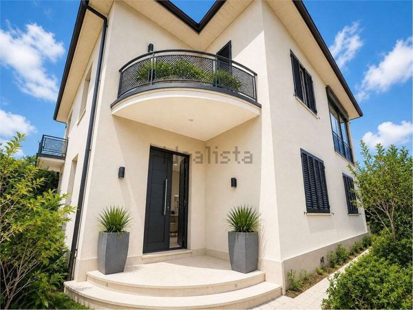 casa indipendente in vendita a Sarzana