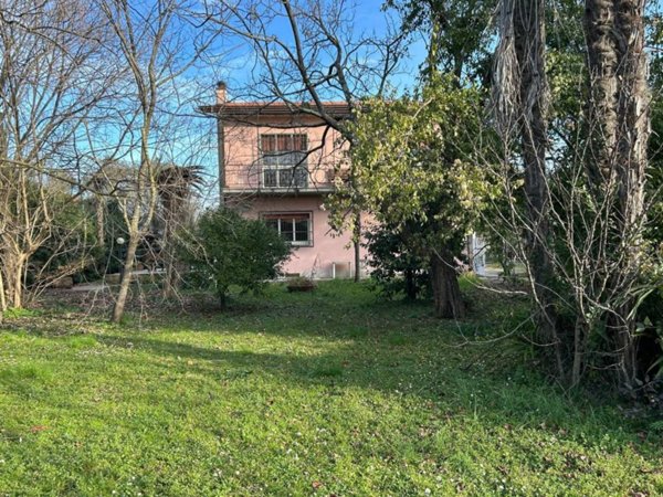casa indipendente in vendita a Sarzana in zona Marinella di Sarzana