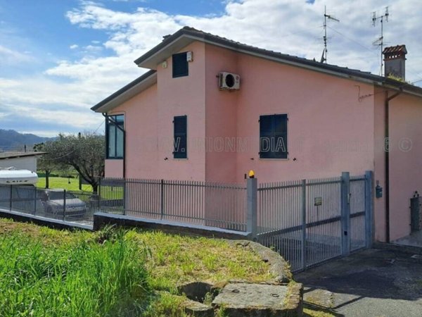 casa indipendente in vendita a Sarzana