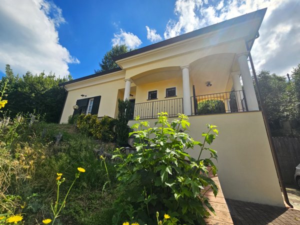 casa indipendente in vendita a Sarzana