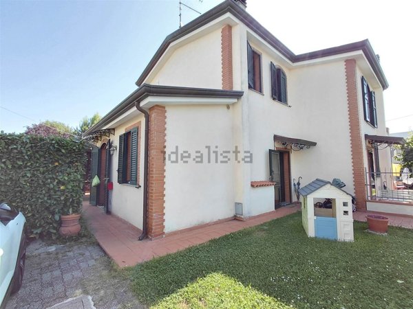 casa semindipendente in vendita a Sarzana