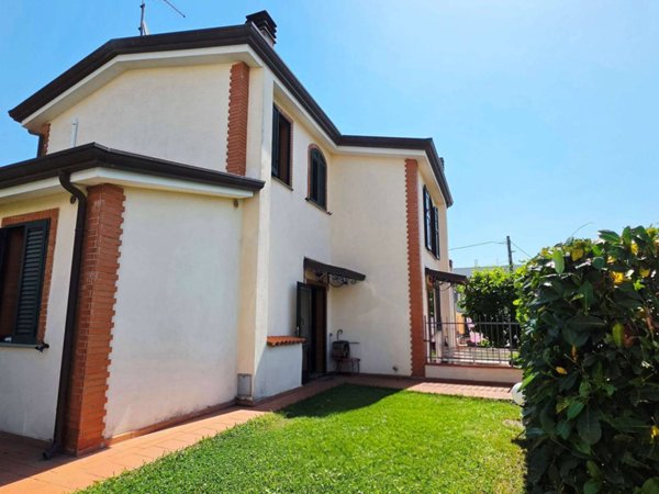 casa indipendente in vendita a Sarzana