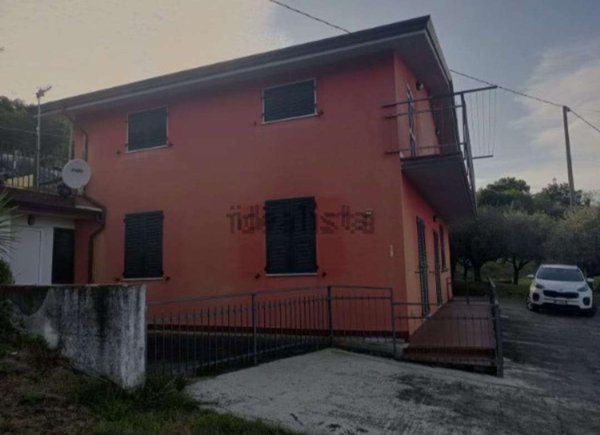 casa indipendente in vendita a Sarzana