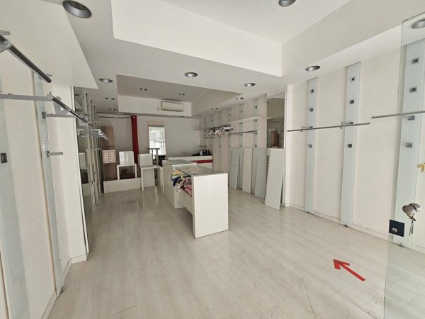 locale commerciale in vendita a Sarzana