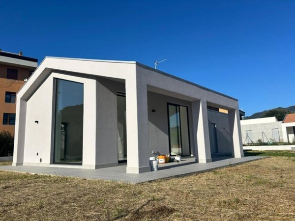 casa indipendente in vendita a Sarzana