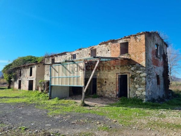 casale in vendita a Sarzana in zona Marinella di Sarzana