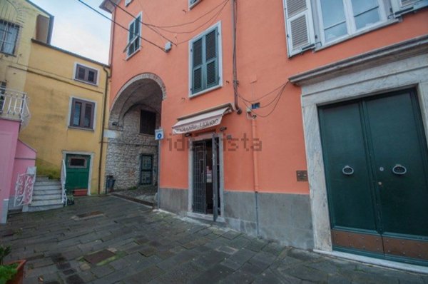locale commerciale in vendita a Sarzana