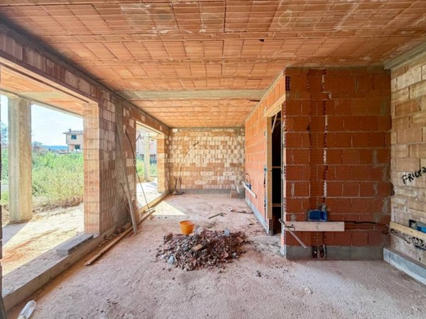 casa indipendente in vendita a Sarzana in zona Falcinello
