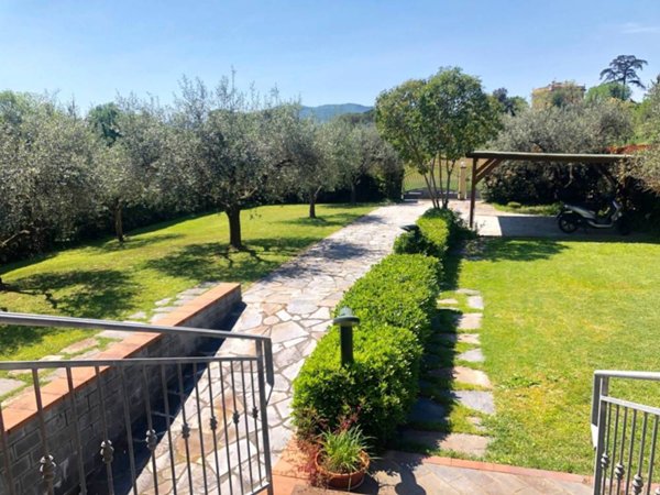 casa indipendente in vendita a Sarzana