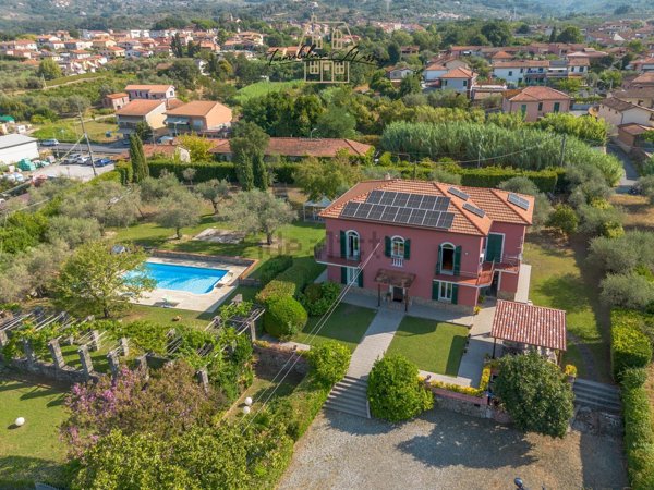 casa indipendente in vendita a Sarzana