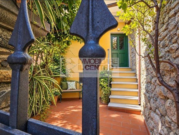 casa indipendente in vendita a Sarzana