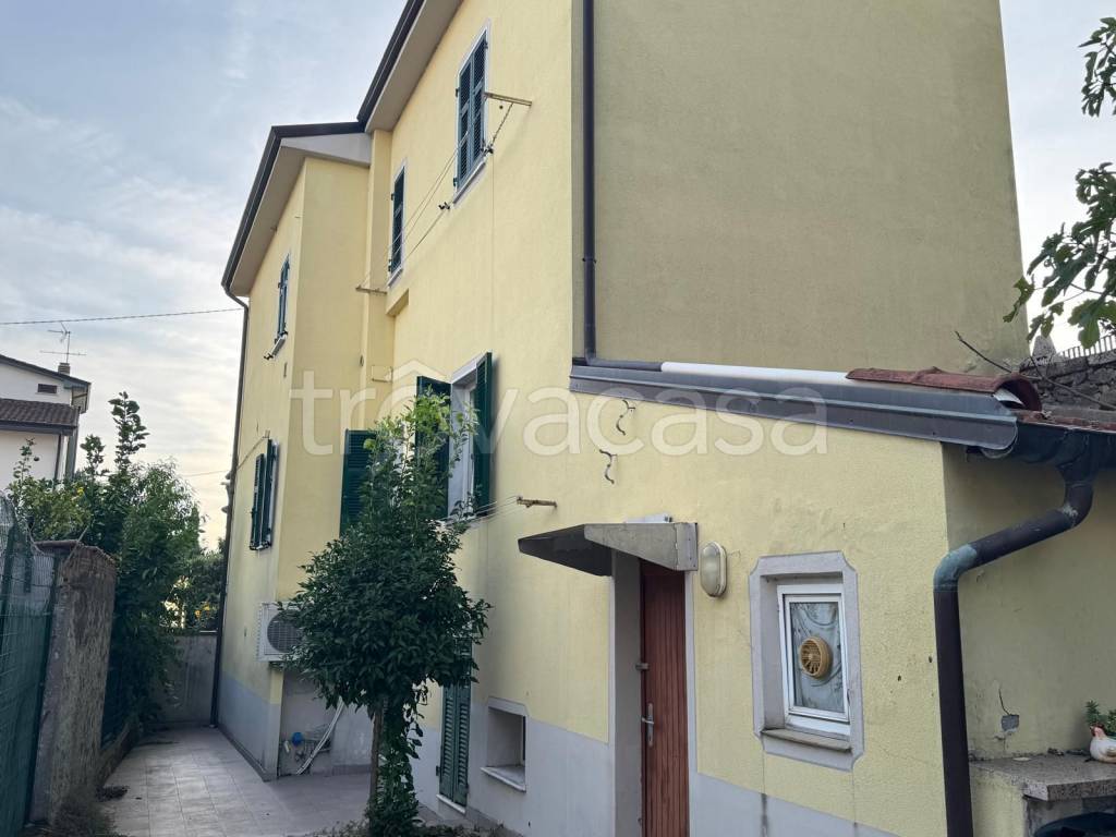 casa indipendente in vendita a Sarzana