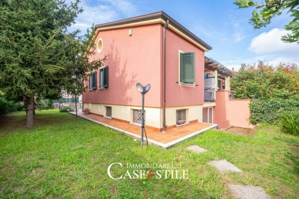 casa indipendente in vendita a Sarzana