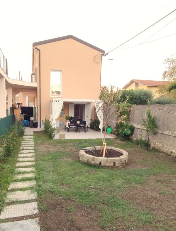 casa indipendente in vendita a Sarzana in zona Marinella di Sarzana
