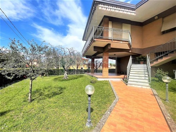 casa indipendente in vendita a Sarzana