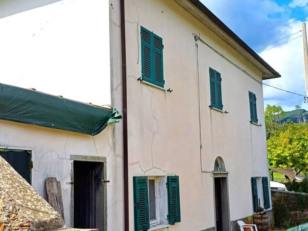 casa indipendente in vendita a Sesta Godano in zona Santa Maria