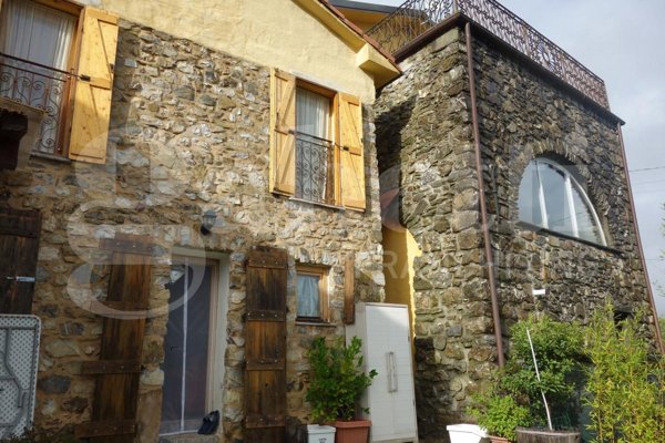 casa indipendente in vendita a Sesta Godano in zona Chiusola