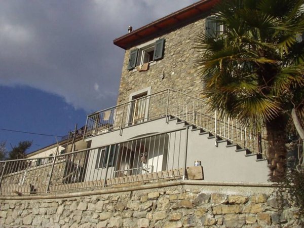 casa indipendente in vendita a Sesta Godano in zona Pignona