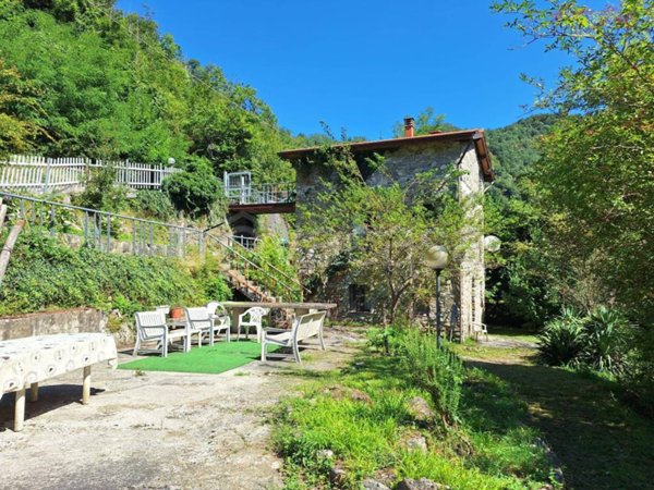 casa indipendente in vendita a Sesta Godano in zona Godano