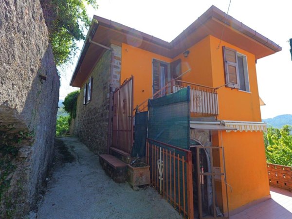 casa indipendente in vendita a Sesta Godano in zona Godano