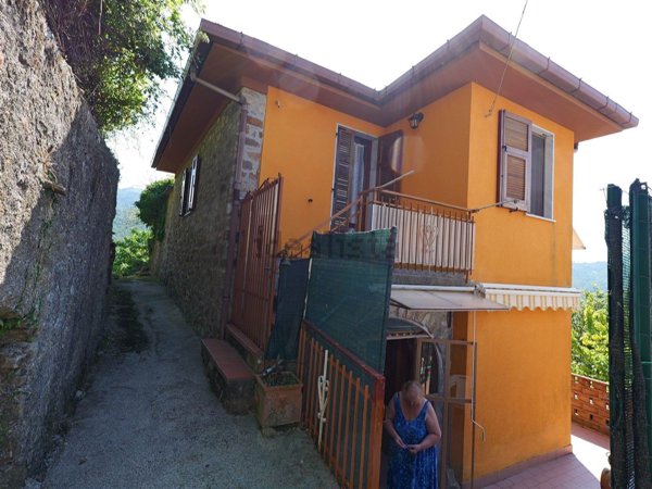 casa indipendente in vendita a Sesta Godano in zona Godano
