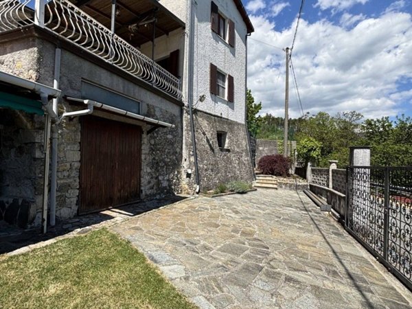 casa indipendente in vendita a Sesta Godano in zona Santa Maria