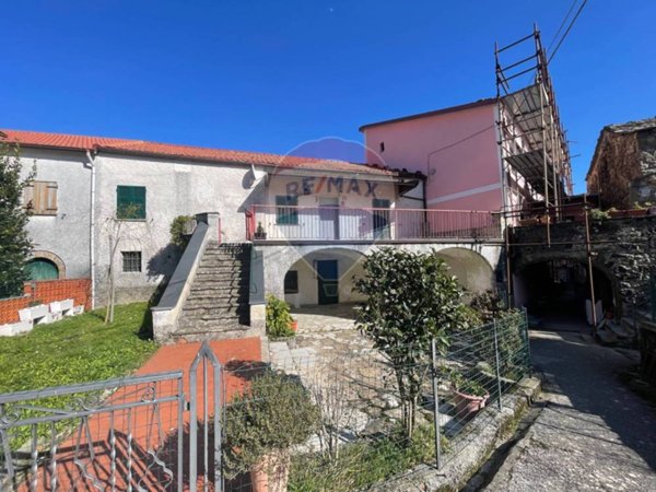 casa indipendente in vendita a Varese Ligure