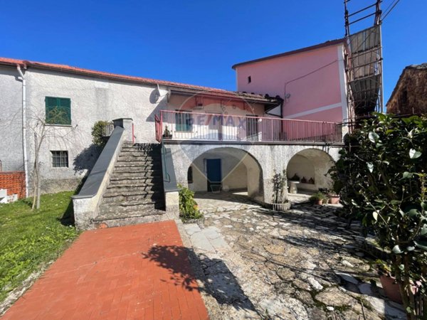 casa indipendente in vendita a Varese Ligure
