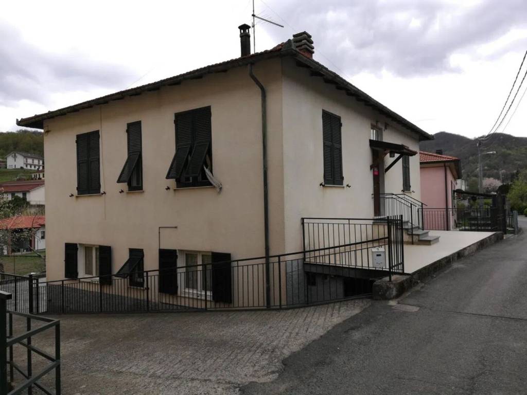 casa indipendente in vendita a Varese Ligure