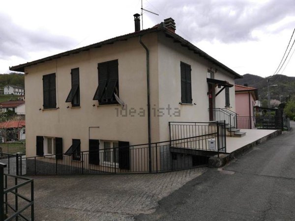casa indipendente in vendita a Varese Ligure