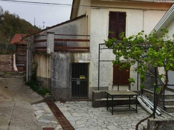 casa indipendente in vendita a Varese Ligure