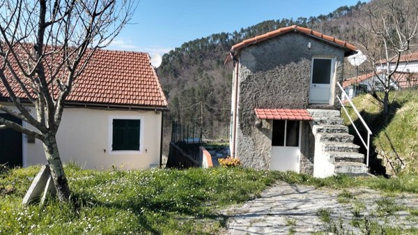 appartamento in vendita a Varese Ligure in zona Montale