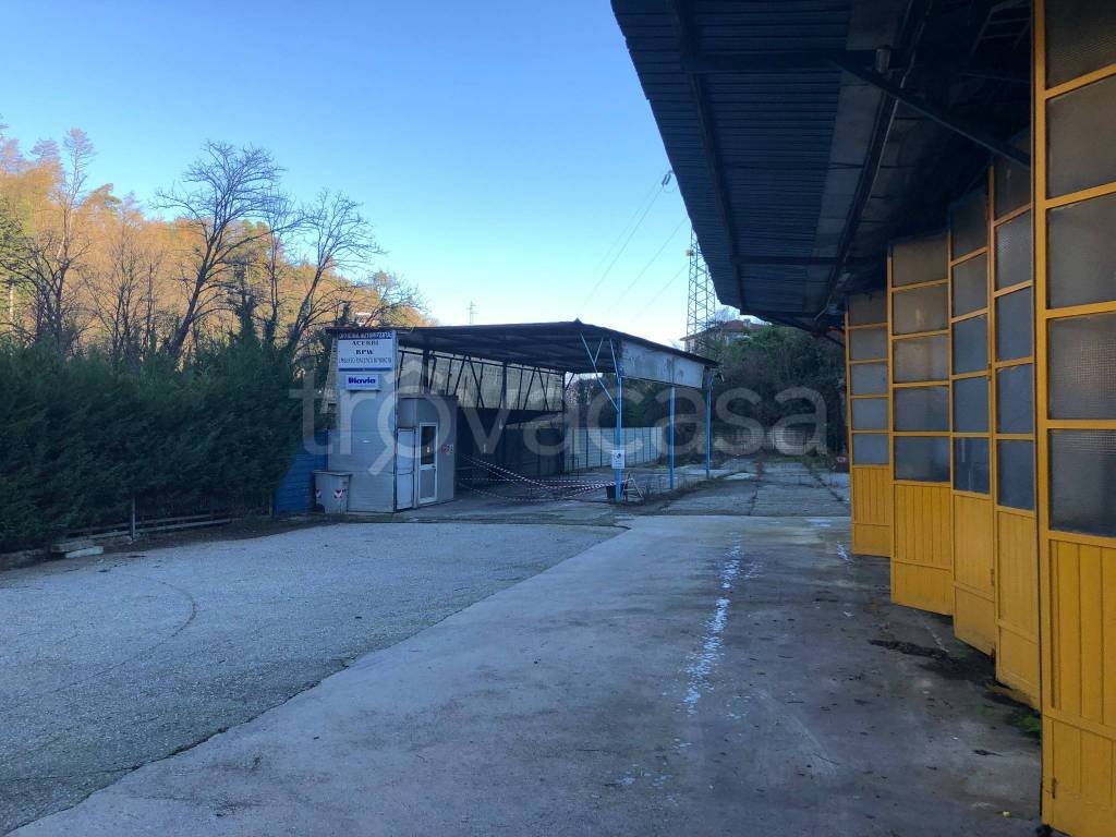 locale commerciale in vendita a Vezzano Ligure