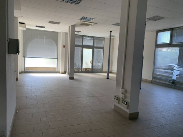 locale commerciale in vendita a Vezzano Ligure