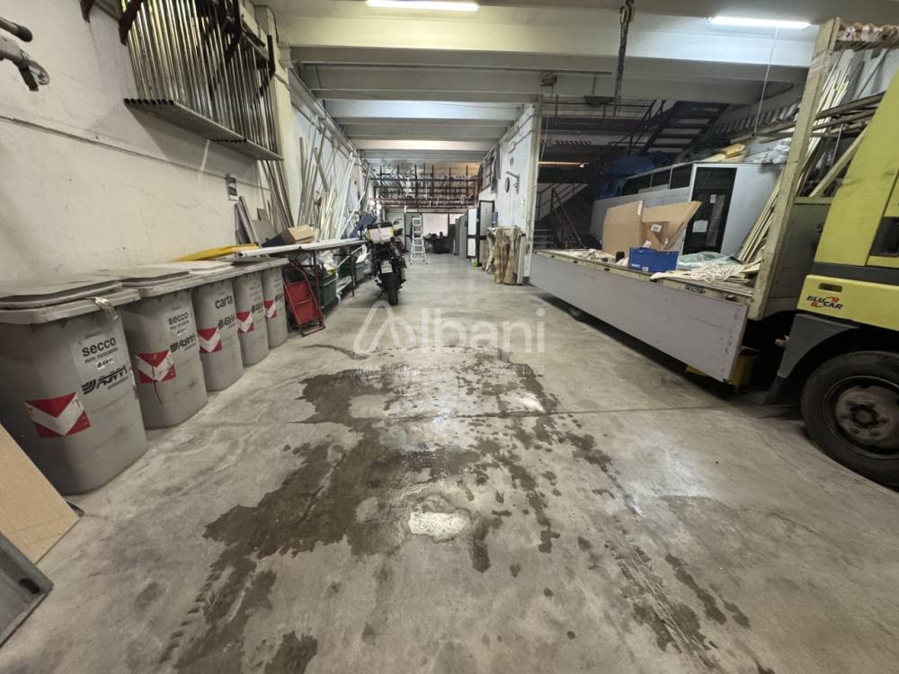 capannone in vendita a Vezzano Ligure