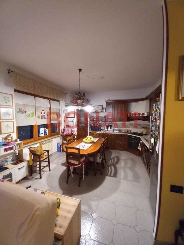 esavano in vendita a Vezzano Ligure