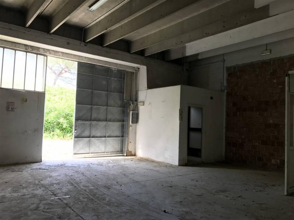 locale commerciale in vendita a Vezzano Ligure