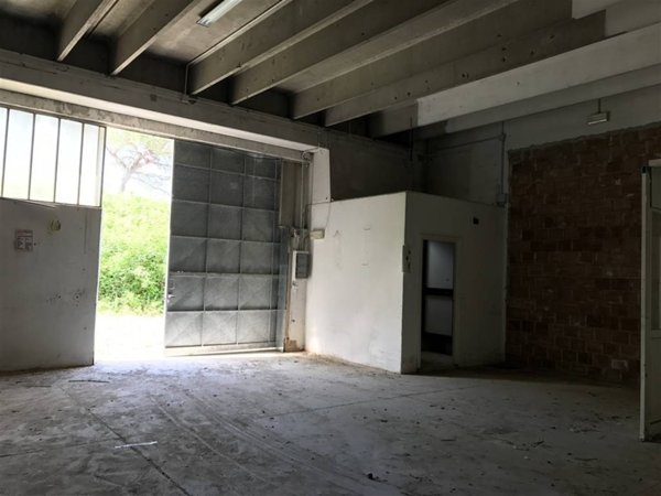 locale commerciale in vendita a Vezzano Ligure