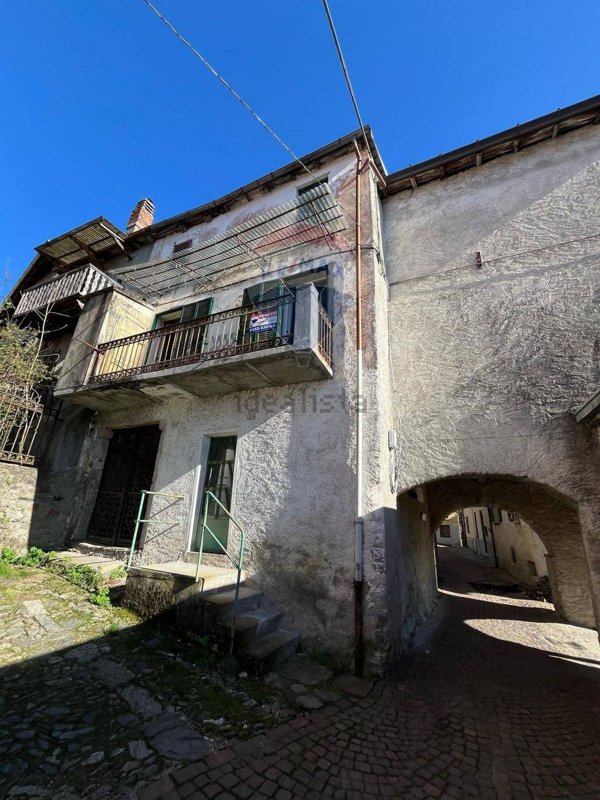 casa semindipendente in vendita ad Agra