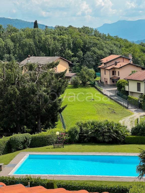 appartamento in vendita ad Agra