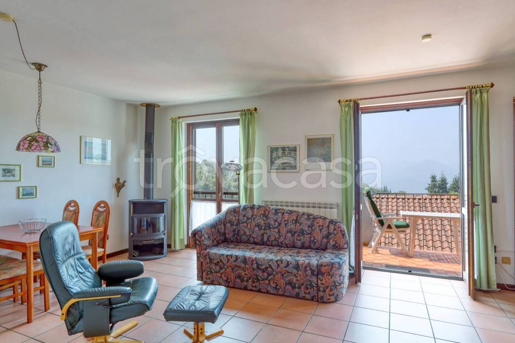 appartamento in vendita ad Agra