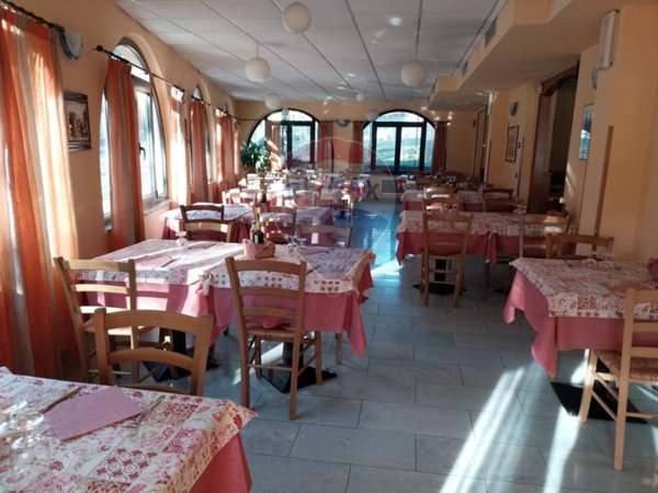 locale commerciale in vendita ad Agra