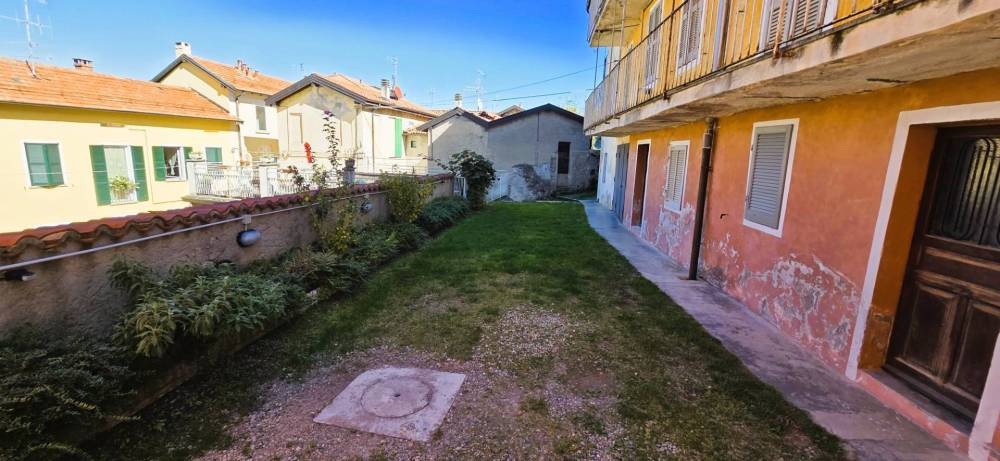 appartamento in vendita ad Agra