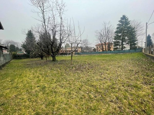 terreno edificabile in vendita ad Agra