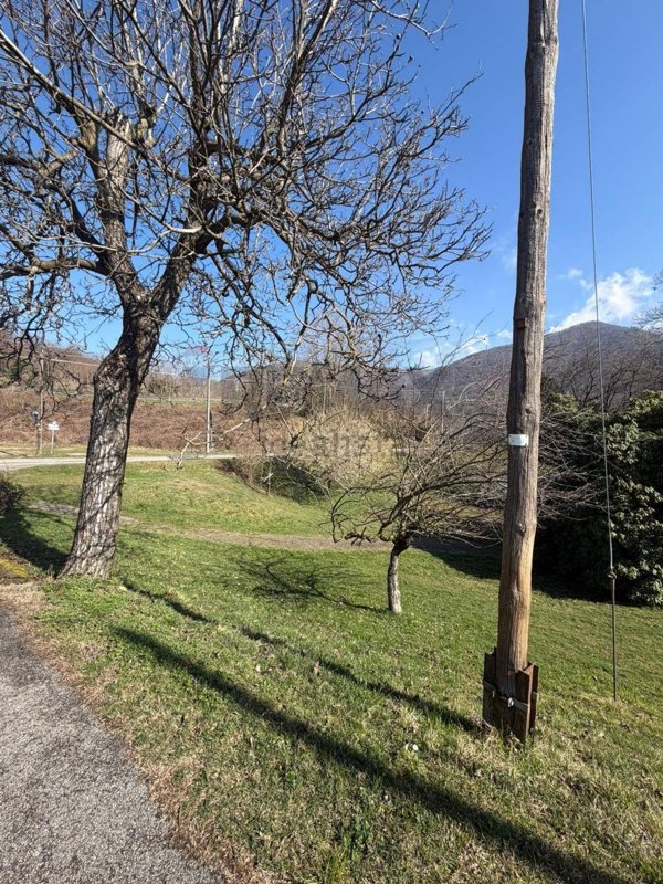 terreno edificabile in vendita ad Agra